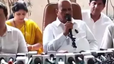 पनवेल: जे. एम. म्हात्रे यांचा शेकापला अखेरचा 'लाल सलाम
शेकाप नेते जे. एम. म्हात्रे, प्रितम म्हात्रे ७ मे रोजी करणार भाजप प्रवेश