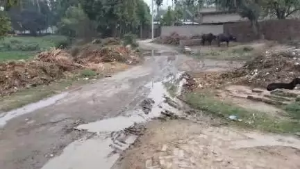 तहसील धौराहरा ब्लॉक ईसानगर ग्राम पंचायत चिपकाहा माजरा कबीरपुर यह जल निगम वालों की लापरवाही है जो कनेक्शन करा गए हैं उसमे