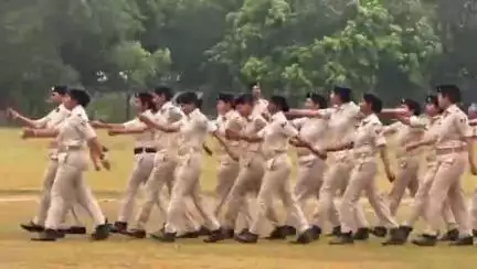आज दिनांक:-06.05.2025 दिन मंगलवार को पुलिस पदाधिकारी एवं कर्मियों में अनुशासन बनाए रखने हेतु पुलिस केन्द्र, कटिहार में पुलिस उपाधीक्षक (रक्षित) के नेतृत्व में जनरल परेड का आयोजन किया गया।