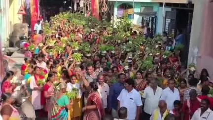 ஆத்தூர்: தாயுமானவர் தெருவில் உள்ள திரௌபதி அம்மன் கோயிலில் தீமிதி விழாவை ஒட்டி தீர்த்தக்குட ஊர்வலம்