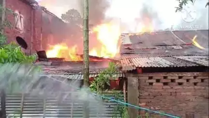 মৰিয়নি: বিধ্বংসী অগ্নিকাণ্ডৰ ঘটনা সংঘটিত হয় মৰিয়নিৰ থানা তিনিআলিত , ১২ খনকৈ ব্যৱসায়িক প্ৰতিষ্ঠানত অগ্নিকাণ্ড