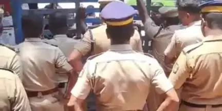 പത്തനാപുരം: പേവിഷ ബാധയേറ്റ് പെൺകുട്ടി മരിച്ച സംഭവം, വിലക്കുടി ഗ്രാമ പഞ്ചായത്ത്‌ ഓഫീസിലേക്ക് കോൺഗ്രസ് മാർച്ച്‌ നടത്തി