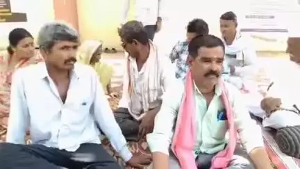 वडवणी: रस्त्यावरील अतिक्रमण हटवण्यासाठी वडवणी तहसील समोर नागरिकांच्या वतीने आमरण उपोषण सुरू केले आहे #Jansamasya