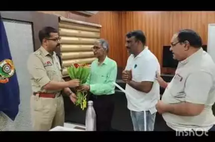 नवपदस्थ पुलिस अधीक्षक से भेंट की चेम्बर ऑफ़ कामर्स के पदाधिकारी,रतन शर्मा के नेतृत्व में गुलदस्ता भेंटकर किया स्वागत