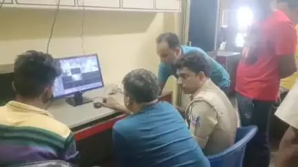 রানিগঞ্জ: রানিগঞ্জ থানা এলাকার পাঞ্জাবি মোড় ফাঁড়ির অধীনে টিবি হাসপাতাল এলাকায় মোটরসাইকেল শোরুমে চুরি