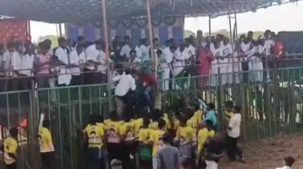 சேந்தமங்கலம்: பவித்திரத்தில் நடைபெற்ற ஜல்லிக்கட்டு போட்டியை எம்பி ராஜேஷ்குமார் கொடியசைத்து தொடங்கி வைத்தார்