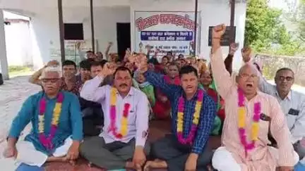 द्वाराहाट: ग्राम मैनोली के ग्रामीण जल जीवन मिशन की कार्यप्रणाली के खिलाफ क्रमिक अनशन पर बैठे #jansamasya