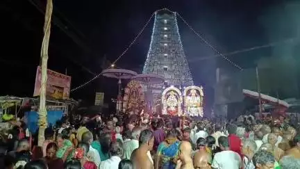 உத்திரமேரூர்: உத்திரமேரூரில் உள்ள சுந்தரவராஜ பெருமாள் திருக்கோயிலில் கருட சேவை உற்சவம் நடைபெற்றது