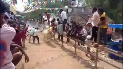 கே.வி.குப்பம்: மேல்மாங்குப்பம் பகுதியில் காளியம்மன் திருவிழாவை ஒட்டி நடைபெற்ற எருது விடும் திருவிழா