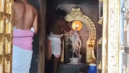 குத்தாலம்: வழுவூரில் பாலமுருகன் ஆலயத்தில் 41ம் ஆண்டு சித்ரா பௌர்ணமி விழாவை ஒட்டி முருகப்பெருமானுக்கு சிறப்பு அபிஷேகம்