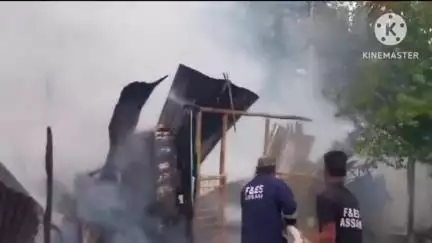 তিতাবৰ: বৰএৰা গাঁৱৰ জৱাহৰ নবোদয় বিদ্যালয়ৰ সমীপত ভয়ংকৰ অগ্নিকাণ্ড সংঘটিত, জুইত সম্পূৰ্ণৰূপে জাহ যায় এটা বাসগৃহ