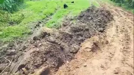 কালনা ২: তেহাটা গ্রামে জনবসতিপূর্ণ জায়গার মধ্যে দিয়ে নিকাশী নালা বুঝিয়ে, জমিতে মাটি ভরাট করার অভিযোগে বিক্ষোভ #jansamasya