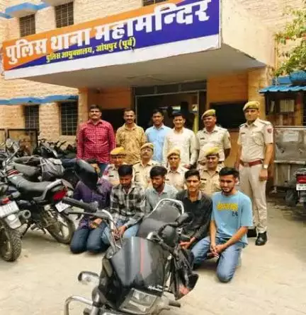 थाना महामन्दिर पुलिस टीम द्वारा मोटरसाईकिल पर पांच सवारी बिठाकर स्टंट कर सोशल मीडिया पर रील अपलोड करने वाले पांच युवकों को किया गिरफ्तार
मोटरसाईकिल को किया जब्त