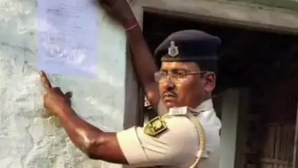 बेलसंड: हत्याकांड मामले में फरार आरोपी के घर बेलसंड पुलिस ने चिपकाए इश्तहार