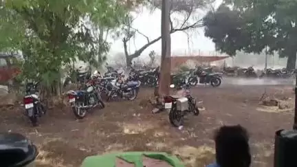 कळवण: नांदुरी येथे वादळी वाऱ्यासह अवकाळी पावसासह गारपीट, कांदा उत्पादकांचे हाल