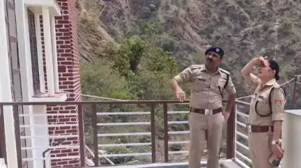 चिन्यालीसौड़: एसपी उत्तरकाशी ने स्यांसू बैरियर का निरीक्षण कर पुलिस ड्यूटियों व व्यवस्थाओं की की जांच