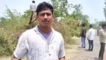 నకిరేకల్: గాలి దుమారానికి విరిగి నడిరోడ్డుపై పడి బాటసారులకు ఇబ్బందికరంగా మారిన చెట్లను తొలగించిన కడపర్తి యువకులు