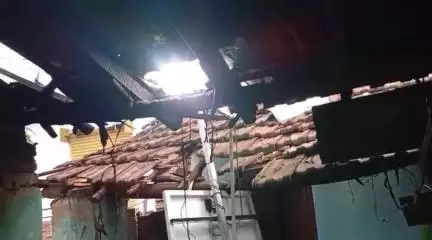 পুঞ্চা: পানিপাথর মোড়ে ঝড়ের দাপটে চায়ের দোকানের উপর ভেঙে পড়লো সোলার বাতি স্তম্ভ