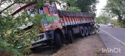 శంకరపట్నం: అదుపుతప్పిన లారీ... తప్పిన పెను ప్రమాదం