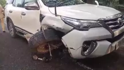 নাওবৈচা: নাওবৈচাত পথ দুৰ্ঘটনা, ডাছটানগ' আৰু ফৰ্চুনাৰ মাজত  মুখামুখি সংঘৰ্ষ, সামান্য পৰিমাণে আঘাত হয় দুজন