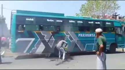 बरेली: बरेली-पिपरिया मार्ग पर चलती बस के टायर से निकला धुआँ, बड़ा हादसा टला, अफरा-तफरी मची