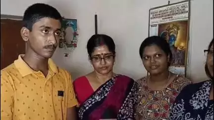 আউশগ্রাম ২: মাধ্যমিকে রাজ্যে সপ্তম অমরারগড়ের ছেলে শৌরীন রায়, সংবর্ধনা প্রদান বিধায়ক সহ অন্যান্যদের