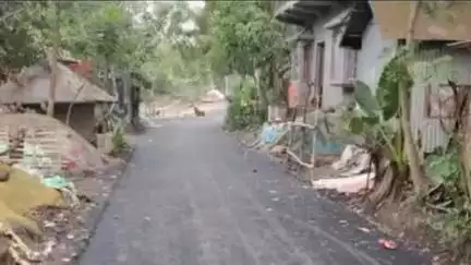 চাপড়া: পিঁপড়াগাছি গ্রাম পঞ্চায়েতের ফুলকলমী গ্রামের পাকা রাস্তার পরিদর্শনে চাপড়ার জননেতা জেবের শেখ