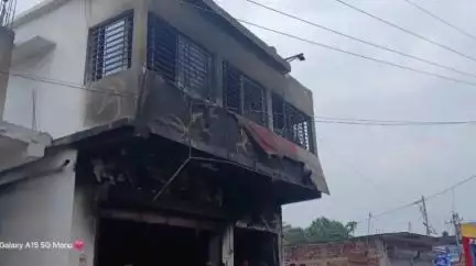 कस्बा: जलालगढ़ ठाकुर बाड़ी चौक स्थित एक दुकान में लगी आग, परिवार वालों से मिलने पहुंचे वर्तमान विधायक एवं पूर्व विधायक