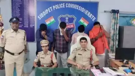 చేర్యాల: చేర్యాల పట్టణంలోని చెరువు సమీపంలో ఐపీఎల్ బెట్టింగ్ ఆడుతున్న వ్యక్తులను అరెస్టు చేసిన పోలీసులు
