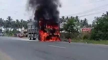 பல்லடம்: காரணம்பேட்டை அருகே மணல் ஏற்றி வந்த டிப்பர் லாரி தீப்பிடித்து எறிந்ததால் பரபரப்பு ஏற்பட்டது
