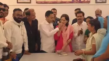 मोहखेड़: शिकारपुर में पूर्व सांसद को भेंट किए गए स्व-सहायता समूह की महिलाओं द्वारा बनाये गए महुआ बिस्किट
