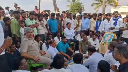 ಕುಕನೂರ: ಕವಳಕೇರಿ ಗ್ರಾಮದಲ್ಲಿ ಡಾ.ಬಾಬಾ ಸಾಹೇಬ್ ಭಾವಚಿತ್ರಕ್ಕೆ ಅವಮಾನ ಹಿನ್ನೆಲೆಯಲ್ಲಿ ಶಾಸಕ ಸಂಸದರ ನೇತೃತ್ವದಲ್ಲಿ ಶಾಂತಿ ಸಭೆ