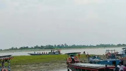 বৰক্ষেত্ৰী: মুকালমূৱাৰ চৰাঞ্চললৈ নাওৰ জৰিয়তে ৰাওনা হল পুলিং প্ৰিজাইডিং বিষয়া