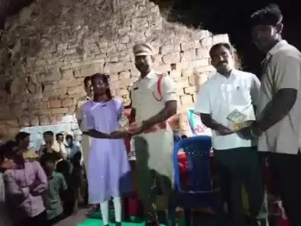 పెన్‌పహాడ్: పదవ తరగతి,  ఇంటర్మీడిటీలో ప్రతిభ చూపిన విద్యార్థులకు పెన్ పహాడ్ ఎస్సై గోపికృష్ణ ఘన సన్మానం