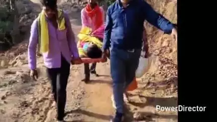 इकलासानी में सड़क नहीं होने से 2 किमी तक स्ट्रेचर में पैदल चलकर गर्भवती महिला को एम्बुलेंस तक पहुँचाया, वीडियो आया सामने
