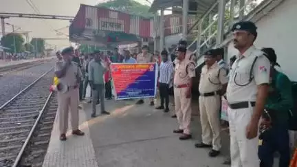 हुसैनाबाद: जपला रेलवे स्टेशन पर यात्रियों को सुरक्षा संबंधी जानकारी दी गई, आफ का जन जागरूकता अभियान