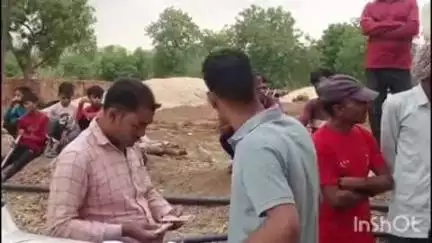 खमनोर: खमनोर में बांग्लादेशियों की सूचना पर पुलिस ने शुरू की जांच, आधार केंद्र और ईंट के भट्टे पर जाकर की आधार कार्डों की जांच