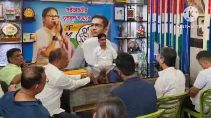 বজবজ ১: বজ বজ বিধানসভার পর্যবেক্ষক নিজ দলীয় কার্যালয় তৃণমূল কংগ্রেসের শীর্ষ নেতৃত্বদের সঙ্গে গুরুত্বপূর্ণ পর্যালোচনা বৈঠক করে।