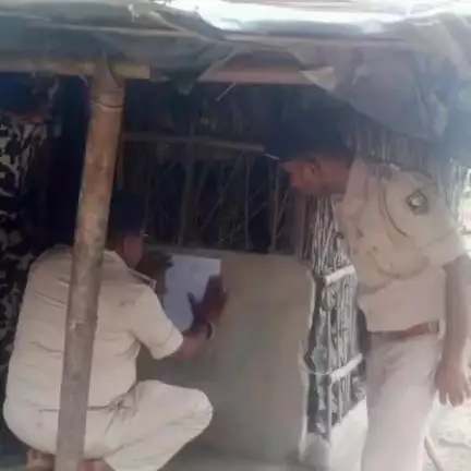 पोठिया: सतभीठा अठिया में किशनगंज पुलिस ने नामजद अभियुक्तों के घरों पर चस्पा किए गए हैं इस्तेहार