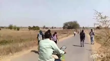 નિઝર: નિઝર પ્રાંતધિકારીને ભીલ જાંબોલી બસ સેવા ચાલુ કરવા વિધાર્થીઓએ આપ્યું આવેદન પત્ર.