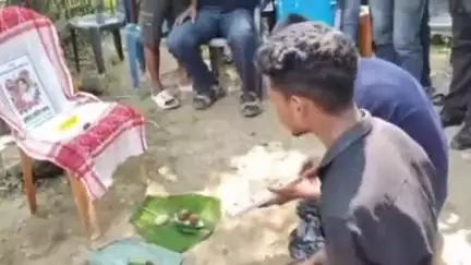 নাহৰকটীয়া: আছাৰ সভাপতি প্ৰয়াত প্ৰদীপ নাগৰ বিৰুদ্ধে সামাজিক মাধ‍্যমক অপমান সূচক মন্তব্য লিখি নাহৰকটীয়াত ৰাইজৰ ৰোষত যুৱক