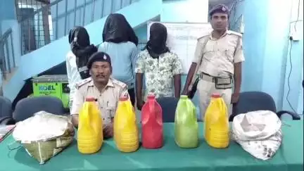लौरिया: लौरिया पुलिस ने दो जगहों से 34 लीटर देशी शराब के साथ तीन तस्करों को किया गिरफ्तार