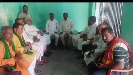 लौरिया: लौरिया में राजद की विधानसभा स्तरीय बैठक को सफल बनाने के लिए समीक्षा बैठक हुई