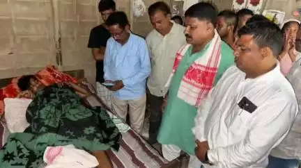 বৰক্ষেত্ৰী: দূৰ্ঘটনাত পতিত হোৱা বিজেপি কৰ্মীৰ খবৰ লৱলৈ উপস্থিত হল বলোৱাত জিলা বিজেপিৰ সভাপতি জয়ন্ত বুজৰবৰুৱা