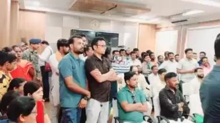 चितरपुर: चितरपुर JMM प्रखंड अध्यक्ष के साथ रजरप्पा के एएसआई द्वारा की गई मारपीट, नेताओं ने SP से की एससी-एसटी एक्ट लगाने की मांग