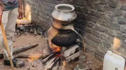 আউশগ্রাম ২: আউশগ্রামের প্রেমগঞ্জ সহ একাধিক জায়গায় অভিযান চালিয়ে ৮০ লিটার মদ উদ্ধার করল আবগারি বিভাগ