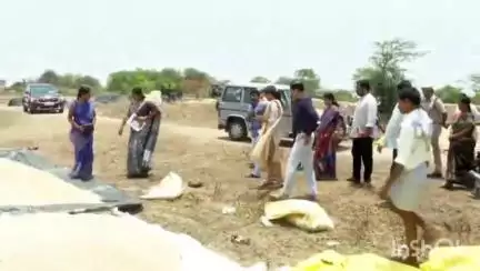 చౌటపర్తిలో ధాన్యం కొనుగోలు కేంద్రాన్ని తనిఖీ చేసిన కలెక్టర్, 40 వేల మెట్రిక్ టన్నుల ధాన్యాన్ని కొనుగోలు చేసినట్లు వెల్లడి