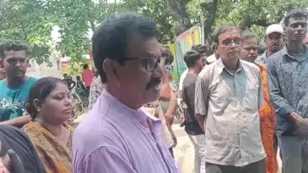 সিউড়ি ২: সিউড়ি দু নম্বর ব্লকের প্রয়াত তৃণমূল কর্মী মৃতদেহতে দলীয় পতাকা ও ফুল দিয়ে  শ্রদ্ধা জানানো হলো তৃণমূলের পক্ষ থেকে