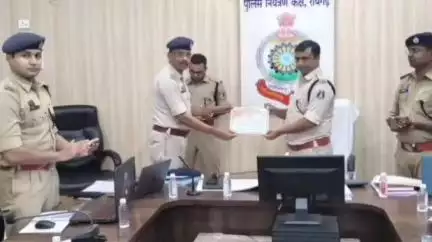 तमनार: एसपी ने थाना तमनार प्रभारी के साथ अपराध समीक्षा बैठक की, लंबित मामलों के निराकरण के दिए निर्देश