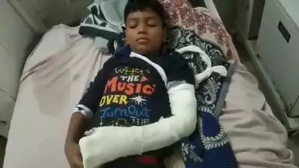 बनेड़ा: महुआ खुर्द में रोड क्रॉस कर रहे बालक को तेज रफ्तार बाइक ने मारी टक्कर, बालक हुआ घायल